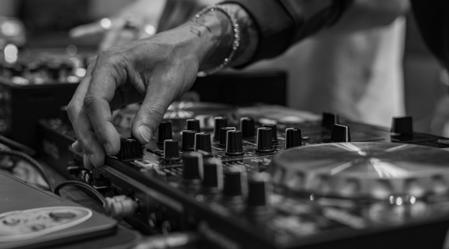 Cómo convertirse en DJ de techno duro