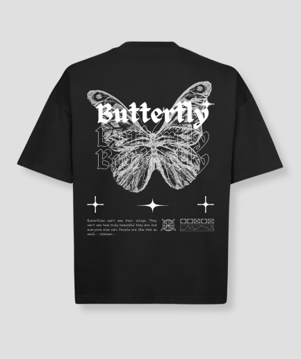 Camisa blanca oversize con estampado de mariposas.png
