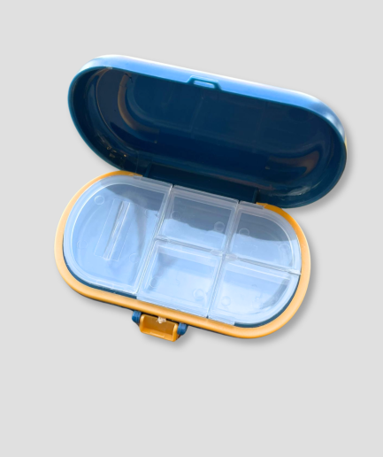 Pastillero con cortador de pastillas.png