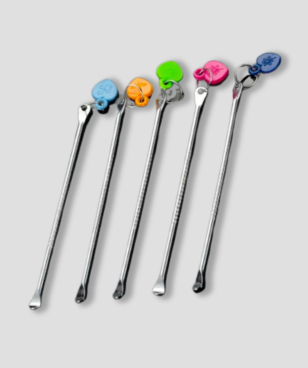 Cuchara para esnifar con dijes de colores.png
