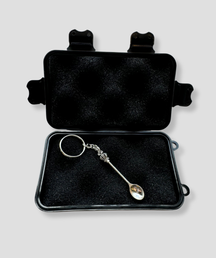 Caja de almacenamiento negra con pala para tabaco en polvo.png