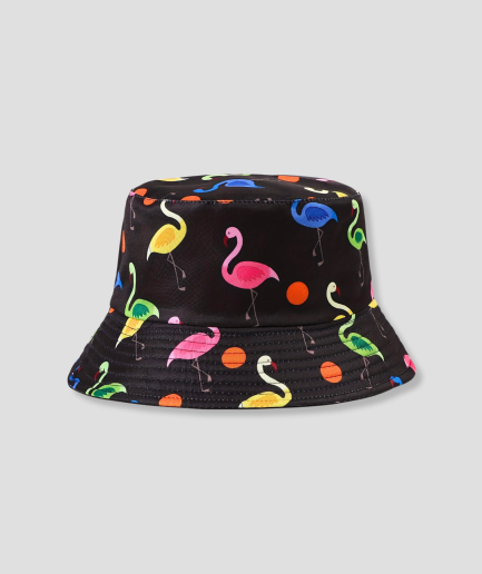 flamingos-de-colores-sobre-un-sombrero-de-pescador.png