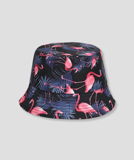 sombrero-rosa-tipo-cubo-sobre-sombrero-negro-tropical.png