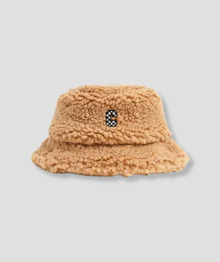 sombrero-de-paja-de-tejido-de-peluche-marrón.png