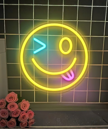 sala de videojuegos con luces de neón