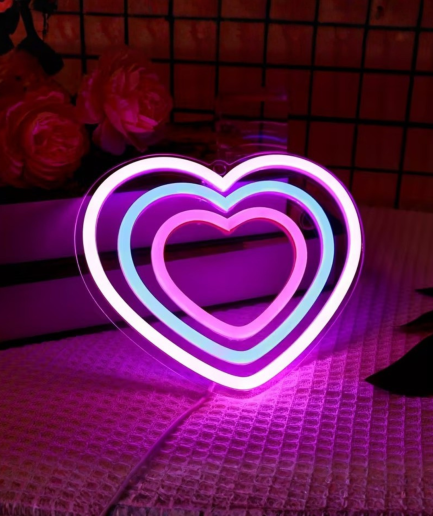 lámparas de neón con corazones