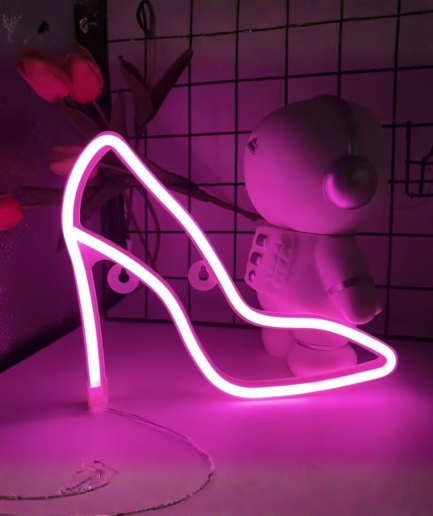 zapatos de tacón rosa neón