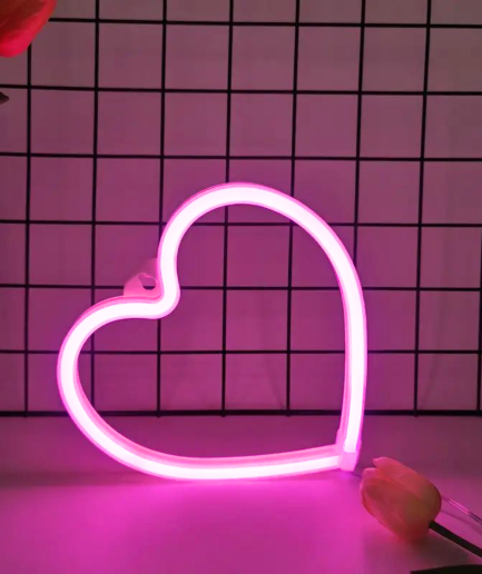 lámpara de neón rosa con forma de corazón