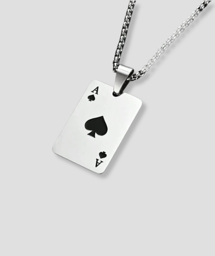 Collar con la carta de picas en plata