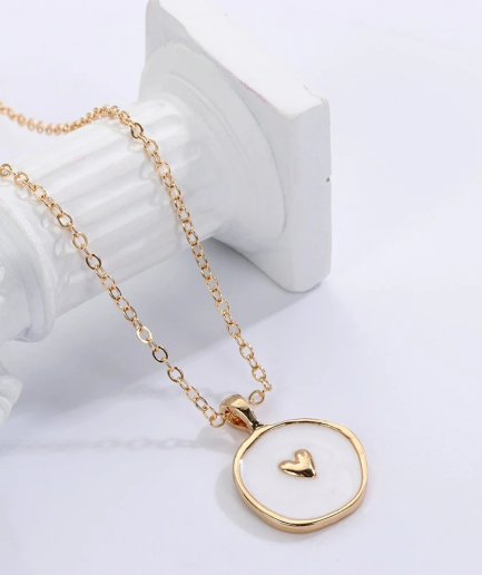 Collar en color blanco crema