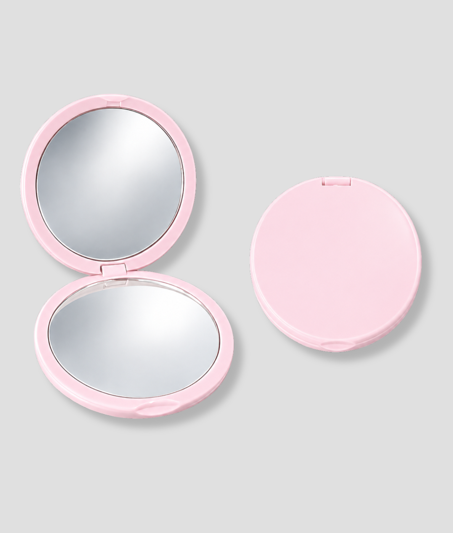 Roze compacte make-up spiegel open en gesloten weergave op lichtgrijze achtergrond