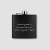 Zwarte zakfles met witte cursieve tekst bedrukking meerdere regels