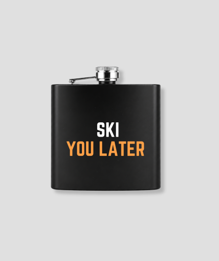 Zwarte zakfles met SKI YOU LATER tekst in wit en oranje voor wintersport après-ski thema