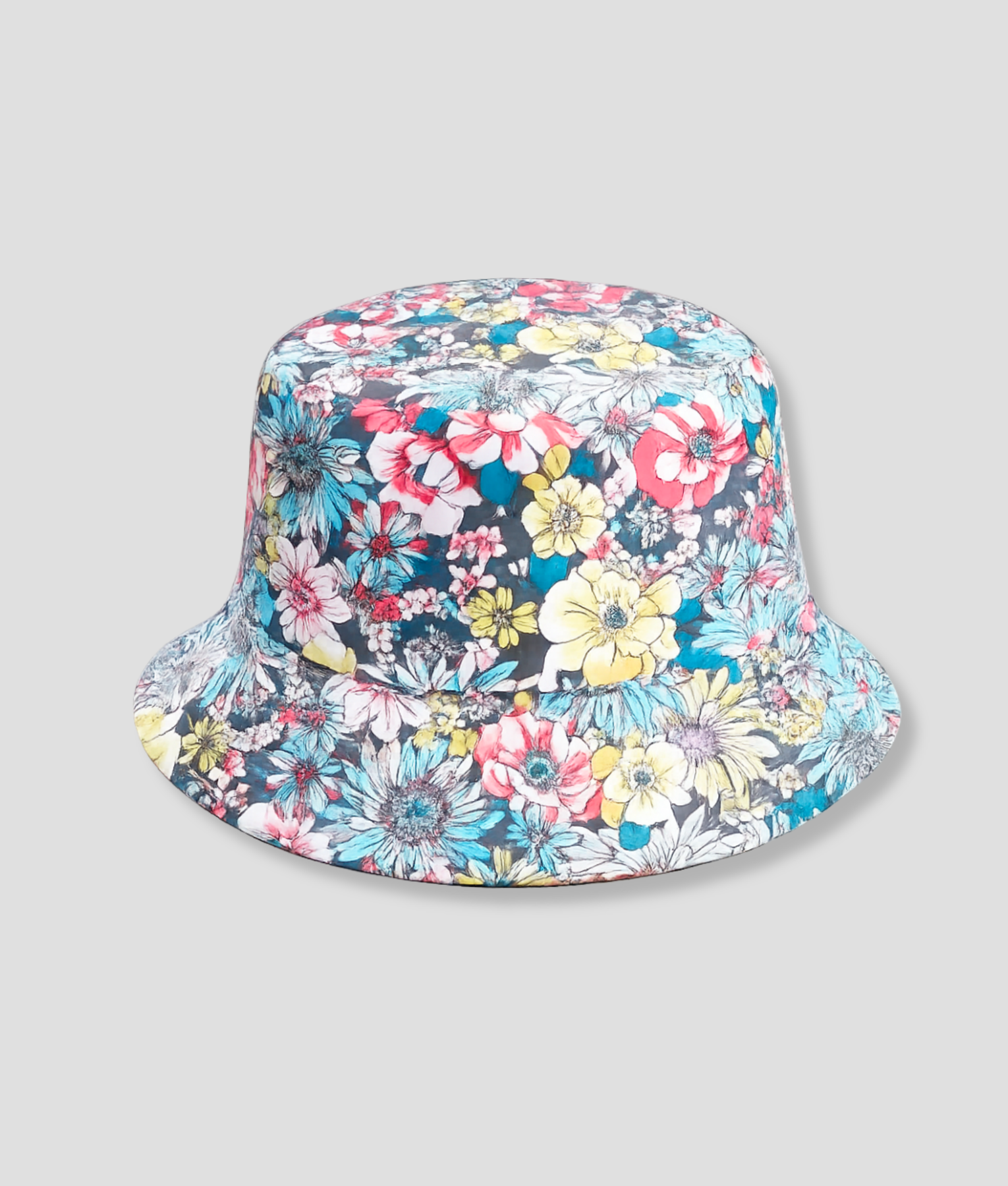 Lichtblauwe bucket hat met bloemenprint op donkerblauwe achtergrond
