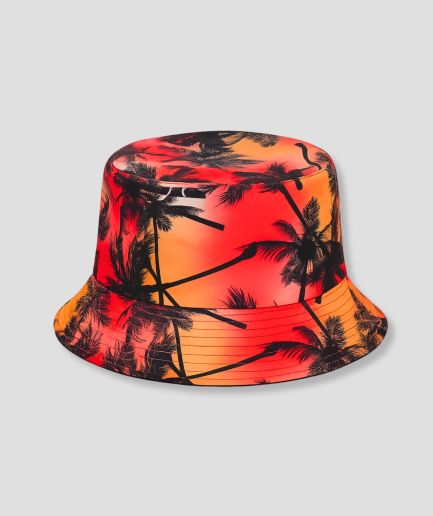 Oranje bucket hat met print van palmboom silhouetten tegen een zonsondergang