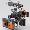Binnenkant van de oranje FestiSnap retro camera met sensor, lens en accu