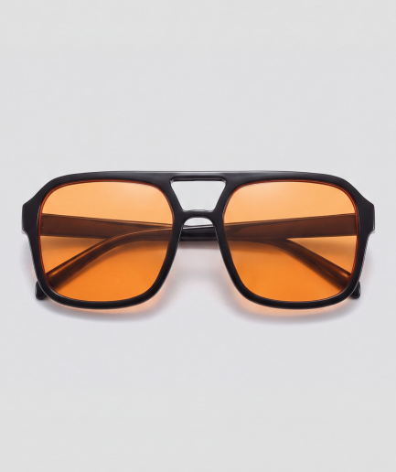 Peridot, bril met zwart montuur en oranje glazen