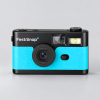 Blauwe FestiSnap retro camera van voren met lens, zoeker en flitser