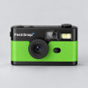 Groene FestiSnap retro camera van voren met lens, zoeker en flitser