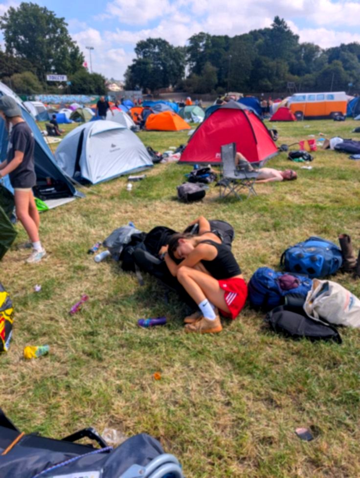 Camping de festival con tiendas de campaña al sol