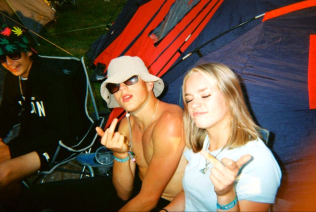 Dos amigas con gafas de sol y gorra en el camping