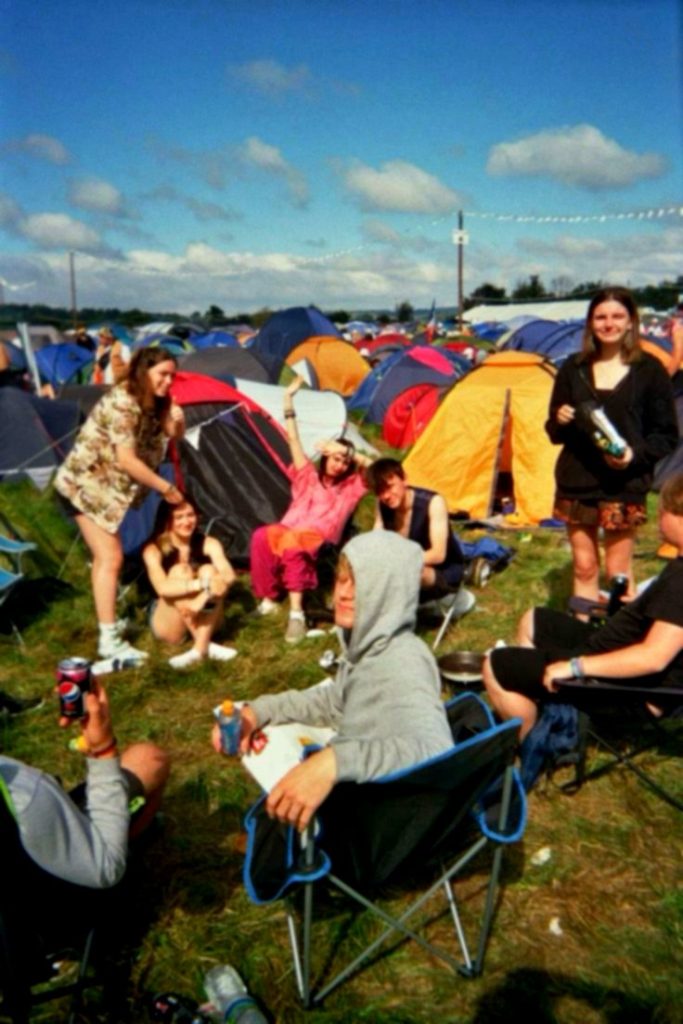Acampada en un festival con tiendas de campaña y sillas de camping