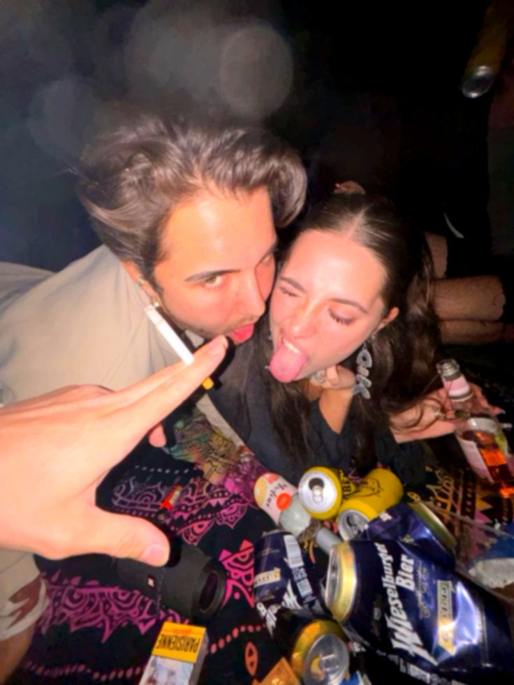 Posad juntos para la foto en un festival por la noche