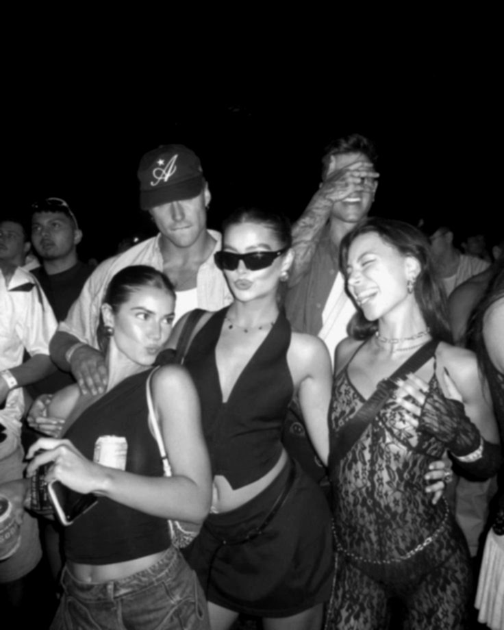 Amigos en la pista de baile, foto en blanco y negro tomada con la FestiSnap Original